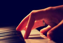 致敬奥纳纳？韩佳奇出击扑人被判犯规，奥纳纳类似动作逃过判罚.