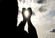 致敬奥纳纳？韩佳奇出击扑人被判犯规，奥纳纳类似动作逃过判罚.